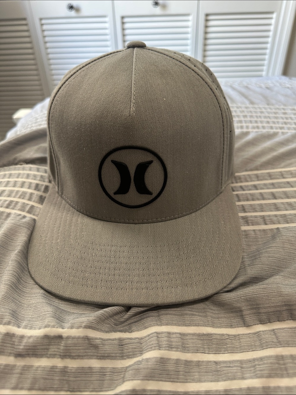 Hurley gray Snapback Hat with Black Logo